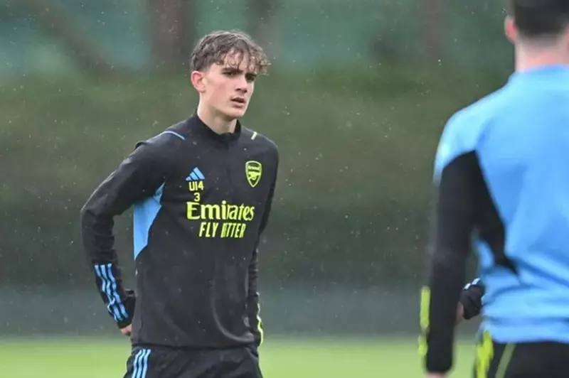 موهبة مستقبلية تتألق: داومان يوقع مع الفريق الأول لأرسنال رغم صغر سنه